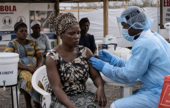 Moderna anuncia parceria para desenvolver vacina contra cepa Bundibugyo do Ebola