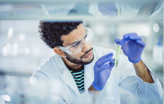 Cientistas descobrem medicamento capaz de bloquear transmissão do coronavírus