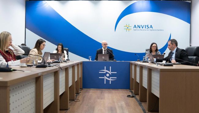 Nota técnica sem força de regra e vigilância movida a crise expõem a omissão da Anvisa