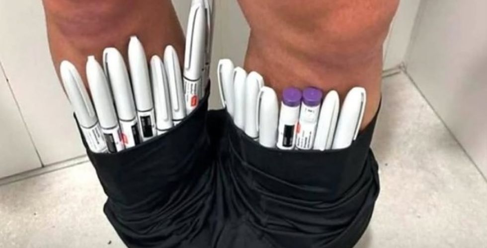 Mounjaro contrabandeado: passageiro é flagrado em aeroporto com mais de 30 canetas escondidas na cueca e nas meias