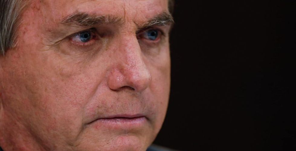 Bolsonaro ataca indústria farmacêutica para defender cloroquina
