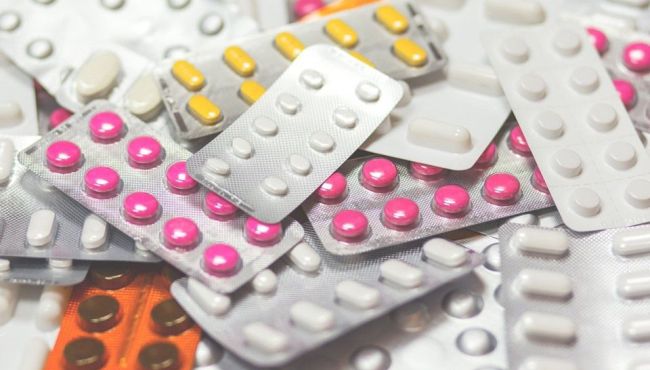 Cai lei que proíbe reajuste de medicamentos