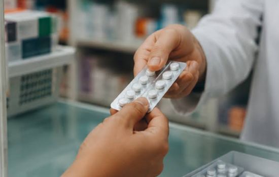 Venda fracionada de medicamentos avança na Câmara e pode mudar rotina de farmácias