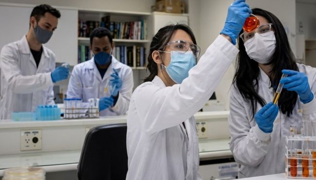 Pesquisa da USP, coordenada por farmacêutica, desenvolve nanotecnologia para tratar doenças de pele