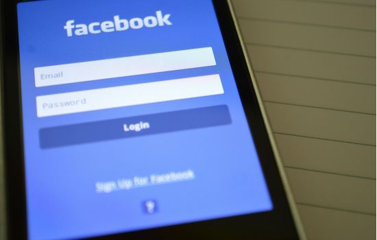 Indústria farmacêutica adere a boicote ao Facebook