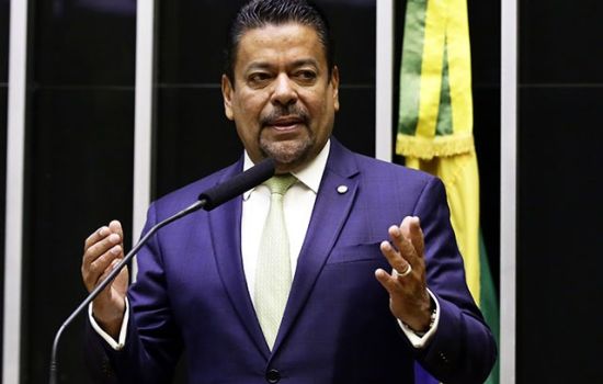 Senador propõe cancelar resolução que amplia atuação de farmacêuticos na prescrição de medicamentos