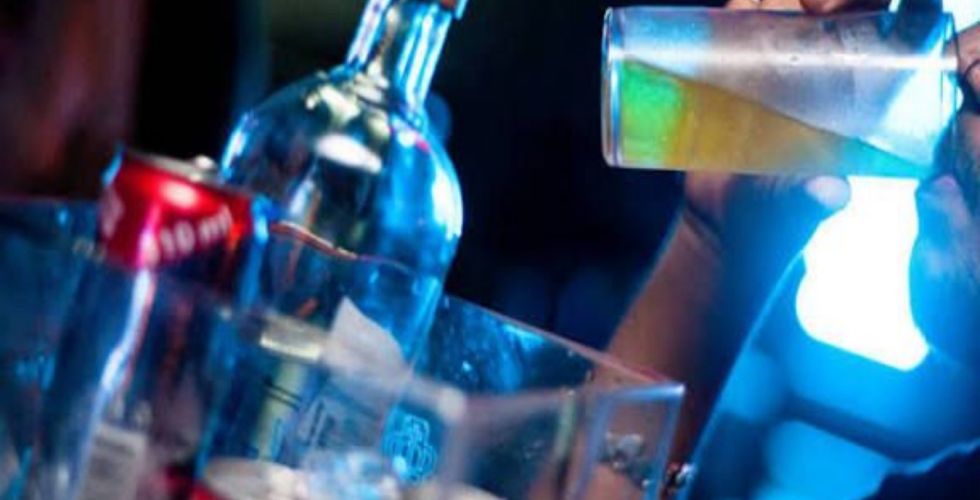 Bebidas adulteradas com metanol geram alerta para farmacêuticos em todo país