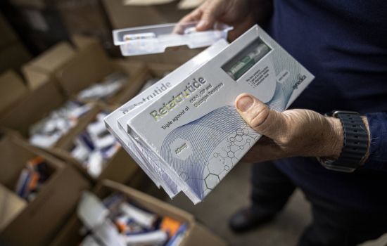 Retatrutida experimental sem registro avança no mercado clandestino enquanto tirzepatida manipulada enfrenta cerco regulatório