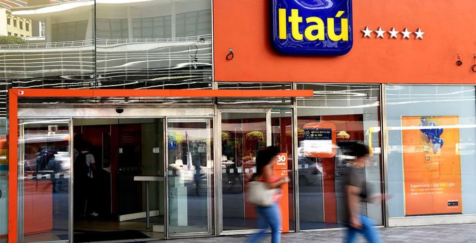 Após protestos, Itaú inclui farmacêuticos em campanha para profissionais de saúde
