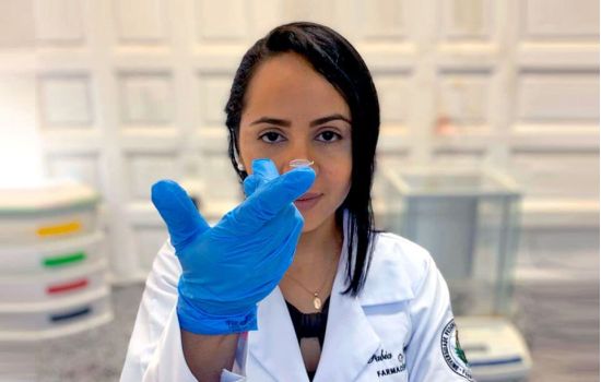 Farmacêuticos desenvolvem lente de contato que libera medicamento no olho