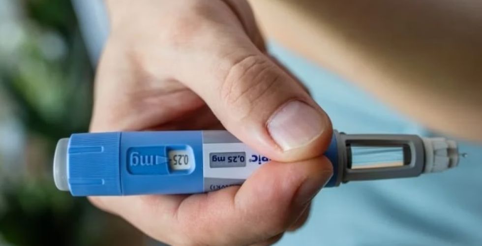 Sem saber, homem perde peso após namorado injetar Ozempic escondido