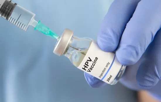 SUS amplia vacinação contra HPV para adolescentes e jovens até 2026