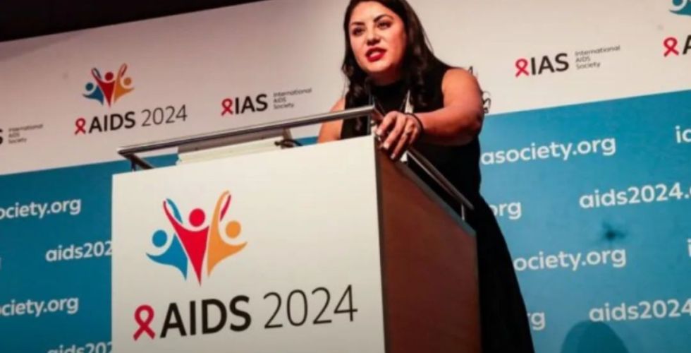 A farmacêutica Alícia Krüger é ovacionada em Munique ao defender acesso igualitário de pessoas trans aos serviços de saúde.