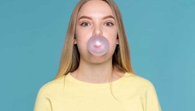 Estudo aponta que chiclete antiviral pode neutralizar vírus da gripe e herpes