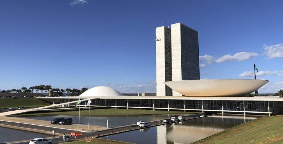 Congresso derruba veto e assegura indenização a farmacêuticos incapacitados pela Covid-19