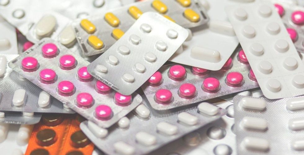 Cai lei que proíbe reajuste de medicamentos