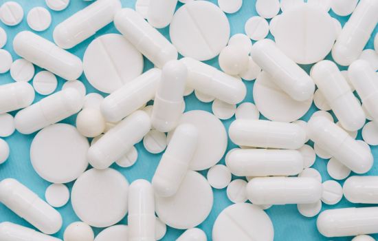 Ibuprofeno x nimesulida: farmacêuticos esclarecem diferenças e alertam sobre cuidados na dispensação