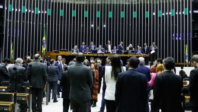 PEC que propõe fim da escala 6x1 e reduz jornada é protocolada na Câmara