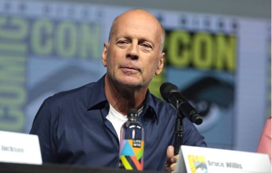 Bruce Willis é expulso de farmácia por não usar máscara