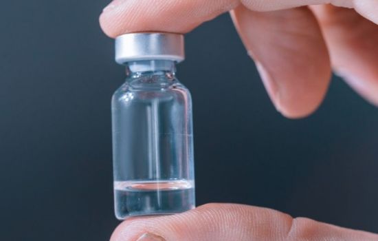 Anvisa recolhe lotes de medicamentos injetáveis após encontrar vidro, precipitados e corpos estranhos em frascos