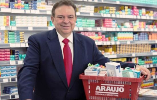 Presidente da Drogaria Araújo afirma que medicamentos no Brasil não são caros