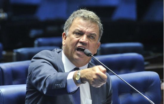 MIPs: Senador acusa farmácias de quererem faturar sem concorrência