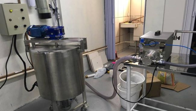 Indústria clandestina fechada pela polícia tinha farmacêutica como responsável técnica