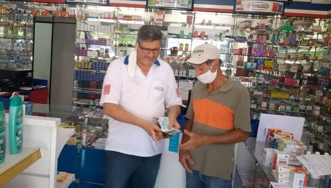 Farmacêutico encontra carteira com mais de mil reais e devolve