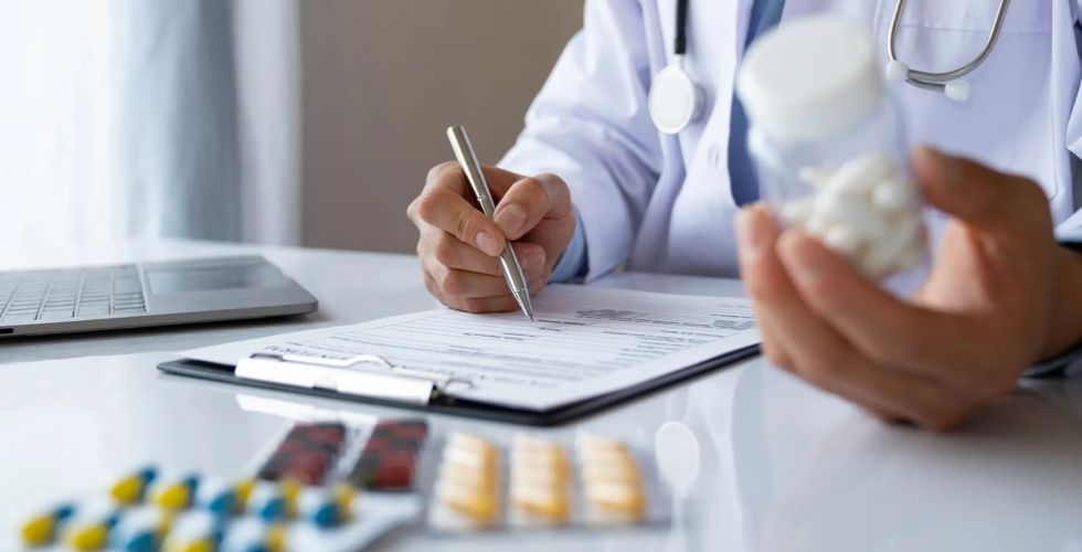 Justiça suspende resolução que autoriza farmacêuticos a prescreverem medicamentos tarjados