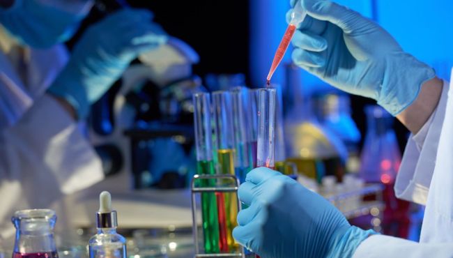 Covid-19: laboratórios concorrentes fazem teste em conjunto de medicamentos