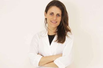 Janaina Gomes, a farmacêutica que dirige uma indústria que exporta para o mundo