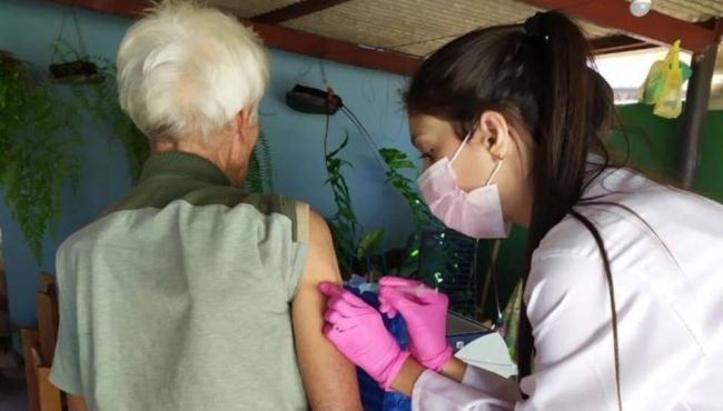 Alunos de farmácia se mobilizam para ajudar na vacinação de idosos