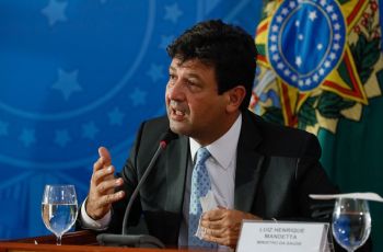 Na reunião para troca de bula da cloroquina havia pessoas de farda, diz Mandetta