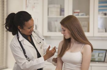 Quase 7 em cada 10 brasileiros acreditam em informações falsas sobre vacinas