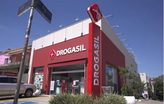 Pague Menos ou Raia Drogasil? Qual ação é melhor comprar?