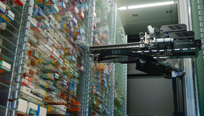 Rede de farmácias inaugura "farmácia do futuro" com robôs dispensadores de medicamentos