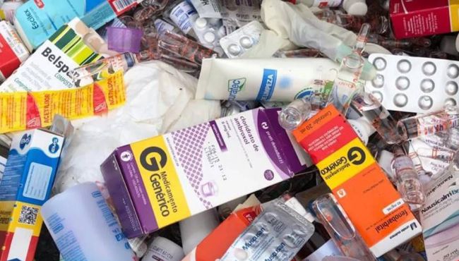 Medicamentos e seringas são encontrados em lixeira