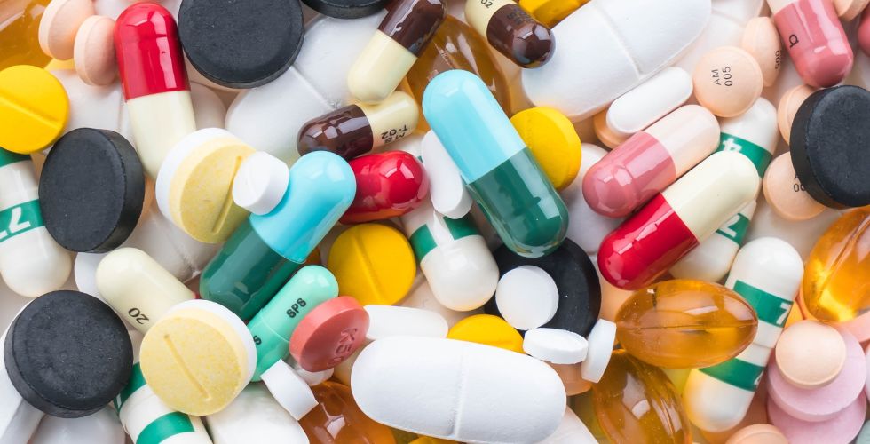 Casos graves de intoxicação escancaram o perigo das prescrições irresponsáveis e do uso indiscriminado de vitaminas