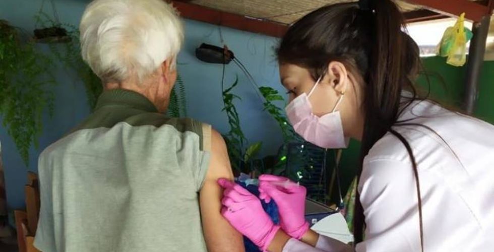 Alunos de farmácia se mobilizam para ajudar na vacinação de idosos