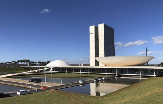 Congresso derruba veto e assegura indenização a farmacêuticos incapacitados pela Covid-19