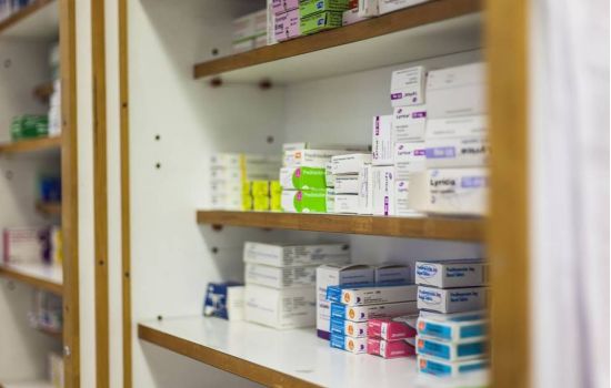 Preços de azitromicina e ivermectina disparam nas farmácias