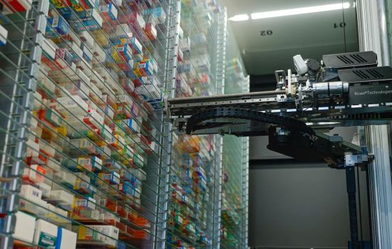 Rede de farmácias inaugura "farmácia do futuro" com robôs dispensadores de medicamentos