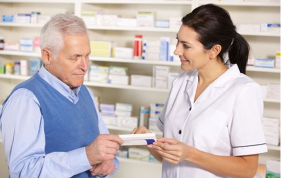 Consulta farmacêutica na Alemanha melhora a adesão aos medicamentos e a qualidade de vida, aponta estudo