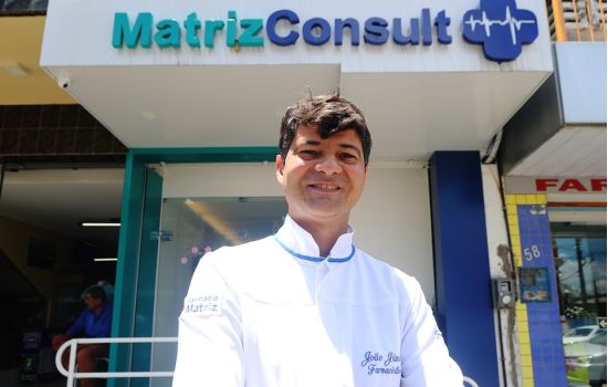 Ele foi balconista da farmácia e hoje tem uma clínica farmacêutica