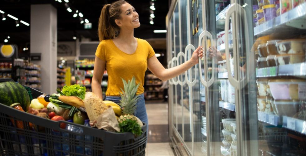 Rede de farmácias transforma estabelecimento de saúde em ponto de conveniência com hortifrúti, padaria e churrasco