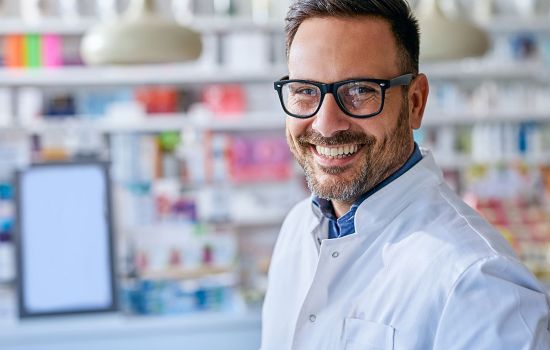 Comissão da Câmara aprova salário de R$ 6.500 para farmacêuticos e mantém adicional para RT