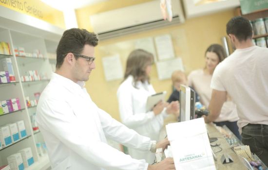 94% dos brasileiros fazem compras em farmácias