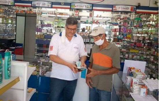 Farmacêutico encontra carteira com mais de mil reais e devolve