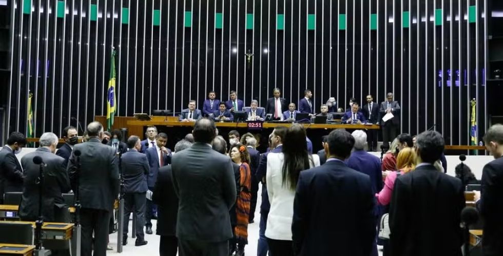 PEC que propõe fim da escala 6x1 e reduz jornada é protocolada na Câmara