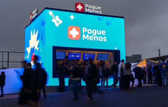 Pague Menos redefine suas estratégias de marketing com presença nos festivais The Town e Tomorrowland